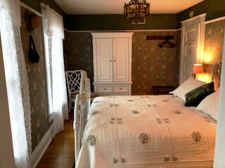 The Florence Myrna Room's centerpiece is the handsome four-poster double bed.